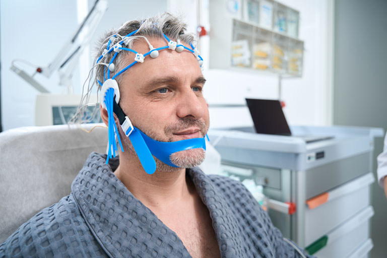Electroencefalografía (EEG) El dispositivo de diagnóstico conocido como electroencefalografía (EEG) es una técnica no invasiva utilizada para detectar la actividad eléctrica del cerebro.